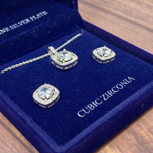 MACY’S CUBIC ZIRCONIA SILVER NECKLACE AND STUD EARRINGS SET K961 - Picture 3 of 4